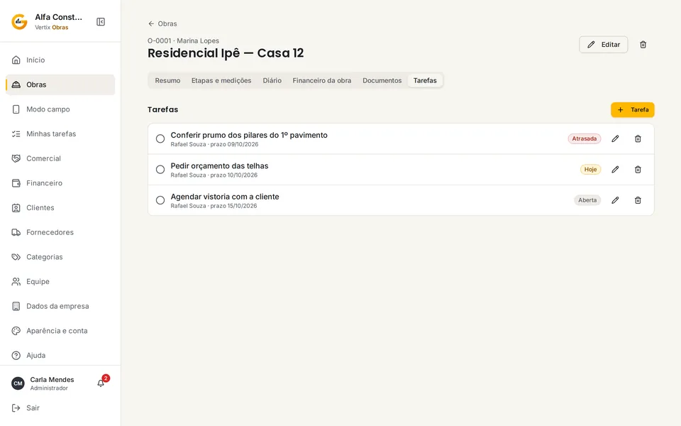 Lista de tarefas da obra com uma tarefa atrasada destacada (dados fictícios)